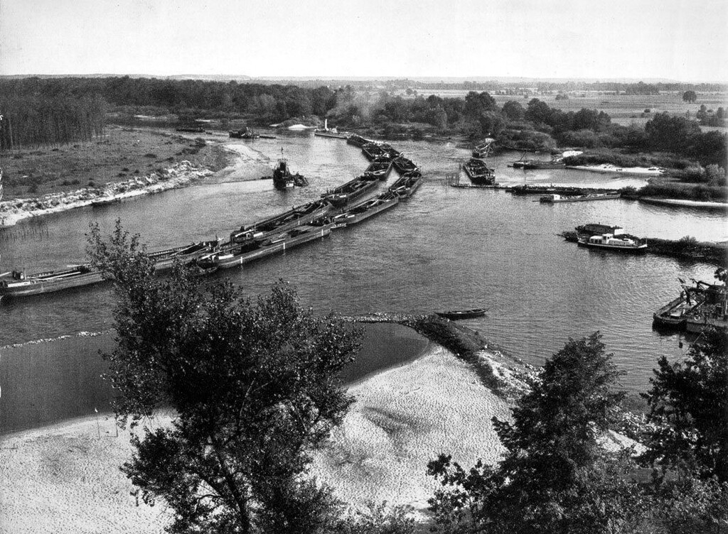 444 kilometr rzeki - Biała Góra (Diabla Góra)- holownik ciągnie w dół rzeki puste barki ok 1930 roku